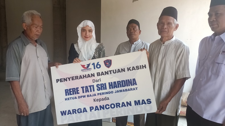 Rere Tati Sri Hardina Salurkan Bantuan Bahan Bangunan ke Musala Al-Hikmah Rangkapan Jaya