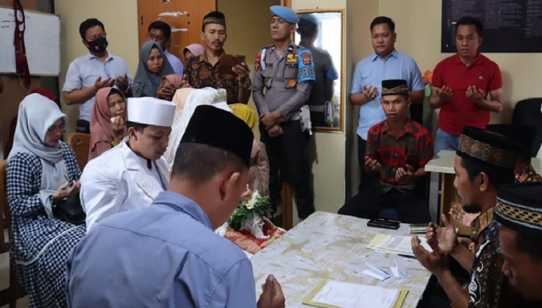 Momen Bahagia Tahanan Kasus Narkoba Menikahi Kekasih di Polres OKU