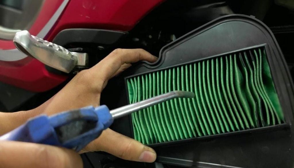 Tips Bersihkan Filter Udara Motor dengan Benar, Jangan Ada Kotoran Masuk ke Ruang Bakar