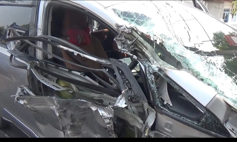 Kecelakaan di Jombang, Toyota Innova Tabrak Truk Gandeng, Sopir Terluka