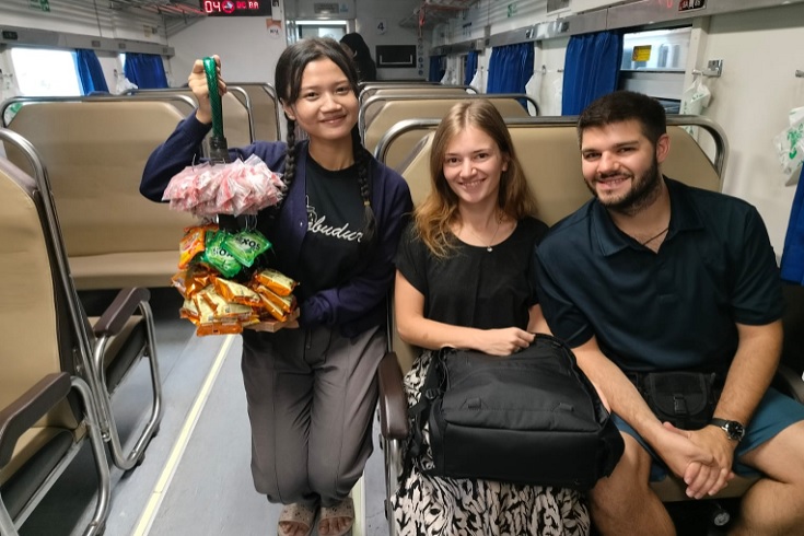 Hanya 2 Hari, KAI Hadirkan Kembali Pedagang Asongan di Kereta untuk Nostalgia