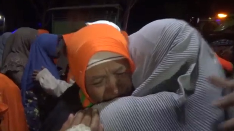 Viral Warga Sekampung Berangkat Umrah di Jombang, Pulang Disambut Tangis Haru