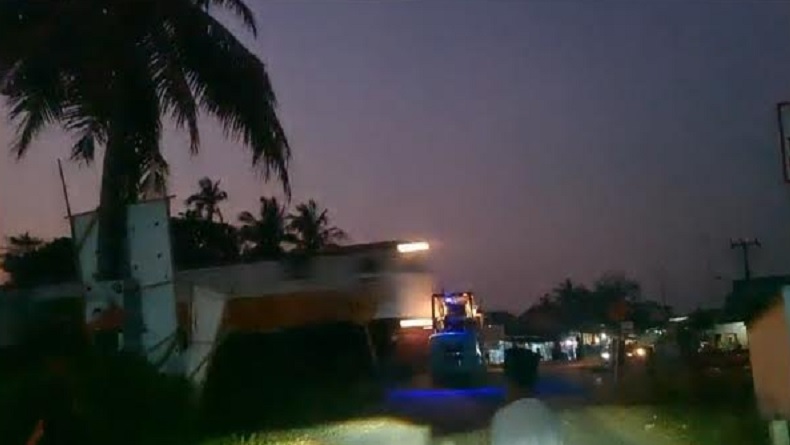 Forklift Tersambar Kereta di Cikarang Timur Bekasi, Sempat Tersangkut di Rel Pelintasan