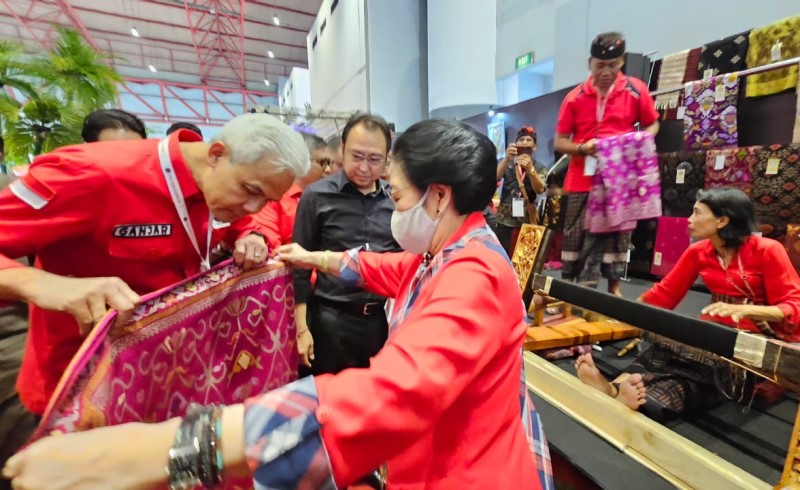 Momen Ganjar Dampingi Megawati Lihat Pameran Pangan Plus di Arena Rakernas PDIP