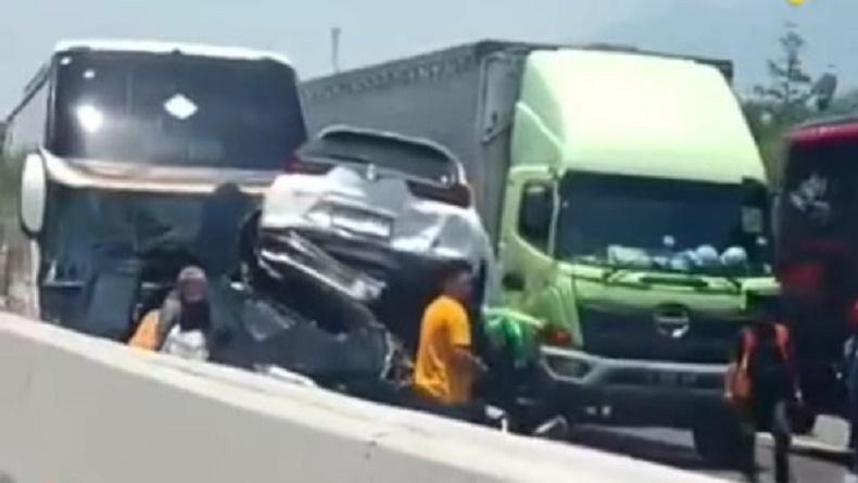 5 Berita Populer: Kecelakaan Beruntun di Tol Ungaran-Semarang hingga Satgas Damai Cartenz Tembak Mati 4 Anggota KKB