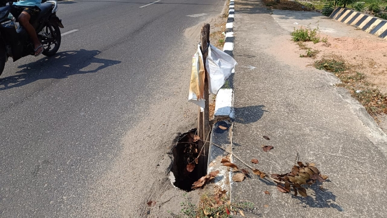 Pengendara Waspada, Ada Lubang Menganga di Jalan Jenderal Sudirman Mentok