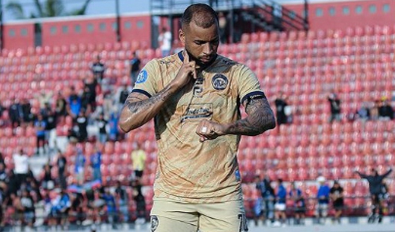 Hasil Liga 1: Arema FC Taklukkan 10 Pemain PSS, Gustavo Almeida On Fire