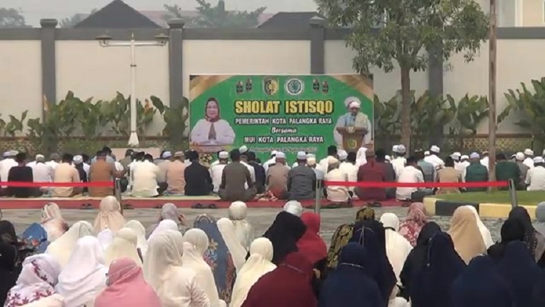 Warga Palangka Raya Ikuti Salat Istisqo, Khusyuk Panjatkan Doa Minta Hujan 