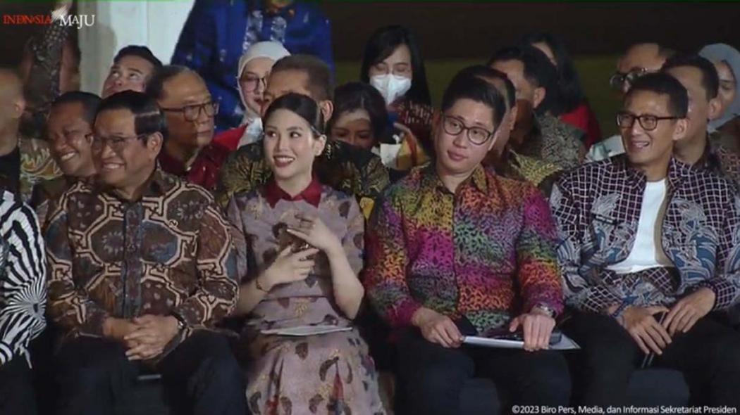 Angela Tanoesoedibjo Tampil Anggun dengan Dress Batik Abu-Abu Nan Elegan di Istana Berbatik 