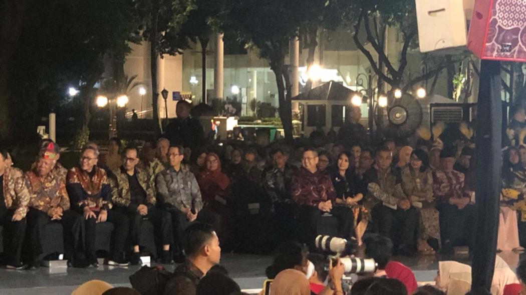 Hary Tanoesoedibjo dan Liliana Tanoesoedibjo Tampil Menawan di Istana Berbatik