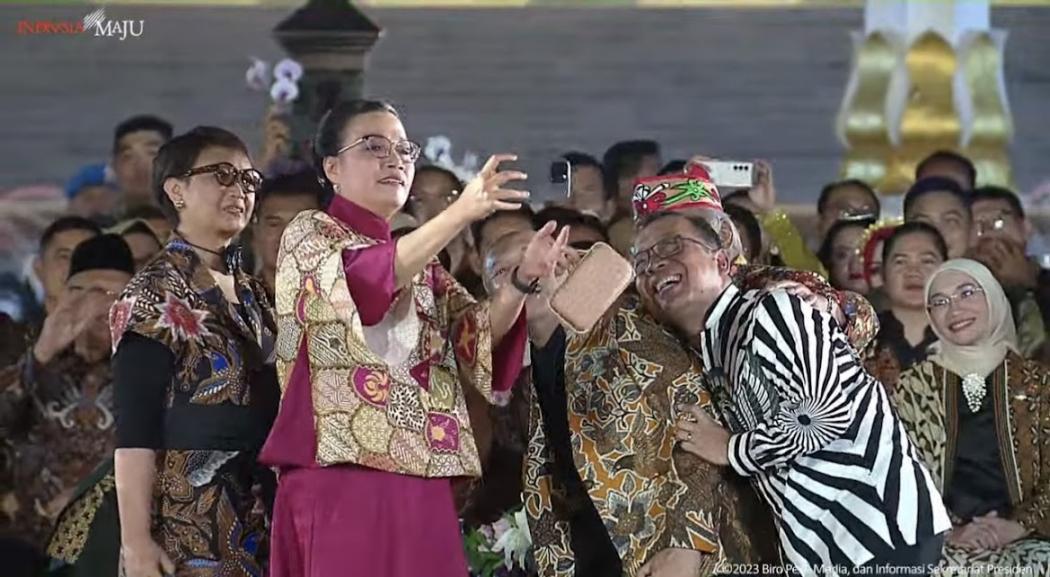 Keseruan Sri Mulyani Asyik Selfie di Catwalk Istana Berbatik