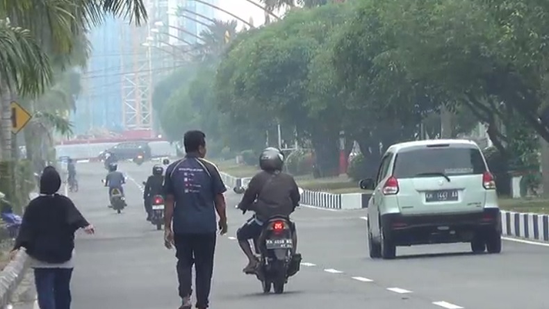 Care Free Day di Tengah Kabut Asap, Warga Palangka Raya Jalan Santai Pakai Masker
