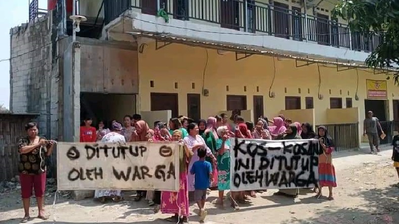 Emak-emak Geruduk dan Segel Tempat Kos di Indramayu yang Diduga Jadi Lokasi Prostitusi