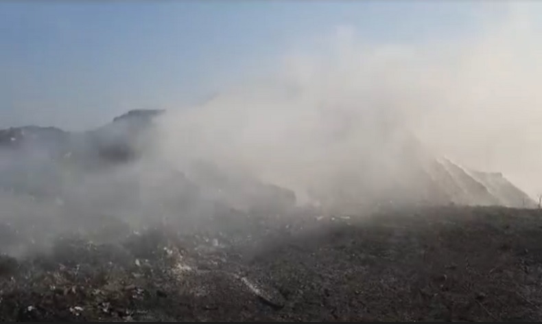 TPA Randegan Kota Mojokerto Kembali Terbakar, Kepulan Asap Ganggu Warga Sekitar