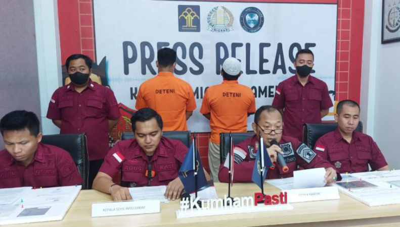 Kantor Imigrasi Kelas II Pamekasan Tangkap 2 WNA ber-KTP Bangkalan dan Sampang