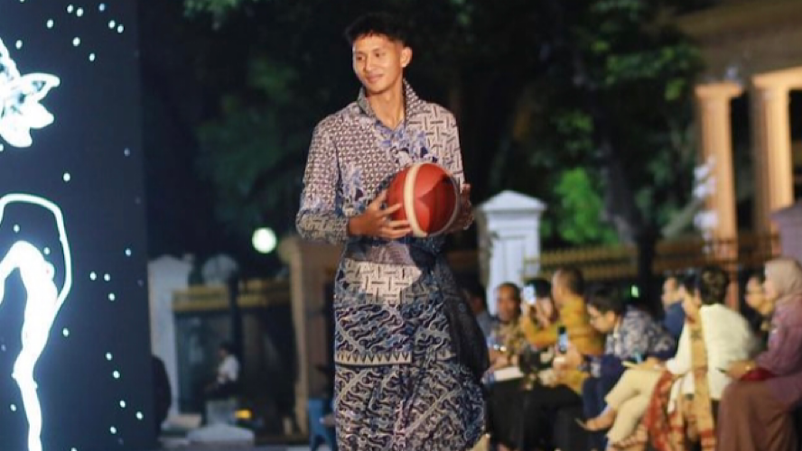 Deretan Atlet Tanah Air Melenggang Gagah dan Anggun di Istana Berbatik