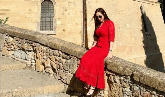 Aura Kasih Pose Menawan dengan Gaun Merah, Netizen: Awas Jatuh Hati