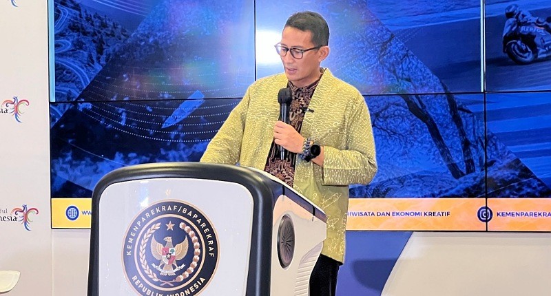 Peringatan Hari Batik Nasional, Sandiaga Uno Siap Kenalkan Batik ke Pasar Internasional 