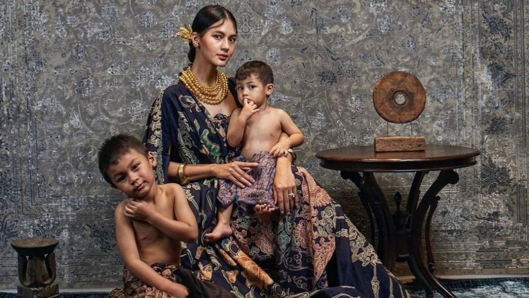 Intip Gaya Paula Verhoeven Pakai Batik, Elegan Banget
