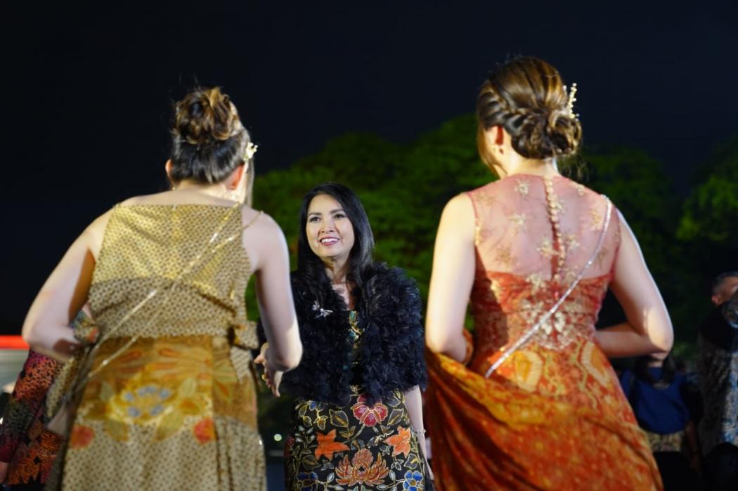 Liliana Tanoesoedibjo Ajak Masyarakat Indonesia Bangga Kenakan Batik