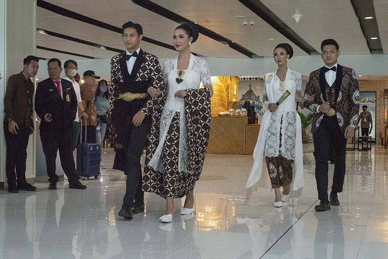 Lenggak-Lenggok Peragaan Busana Batik Hibur Penumpang di Bandara Solo