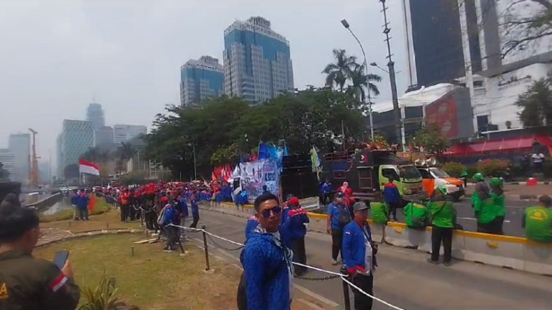 Buruh Demo di Patung Kuda Jakpus, Hindari Jalan Medan Merdeka Barat