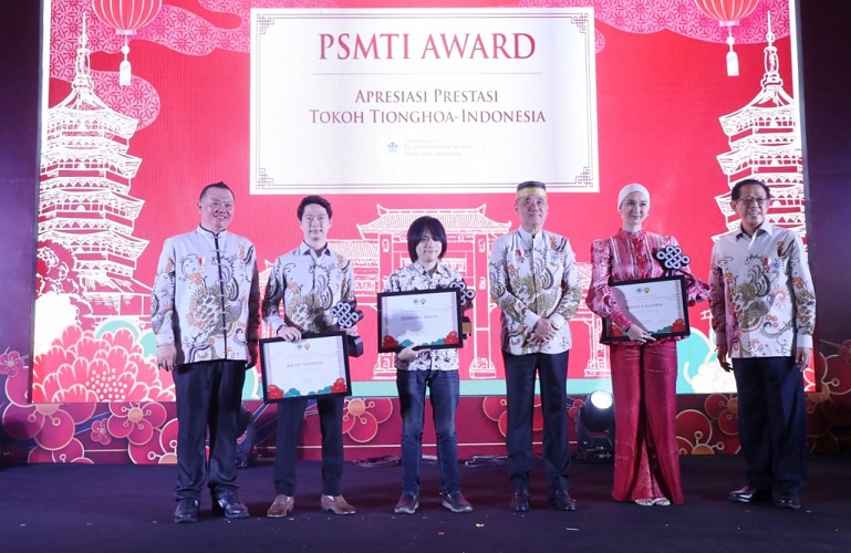 Kevin Sanjaya Terima Penghargaan dari PSMTI