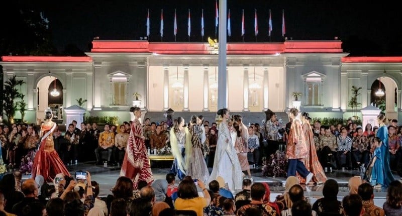 Intip Momen Kerajaan Nusantara Melenggang di Istana Berbatik Tampilkan Warisan Budaya