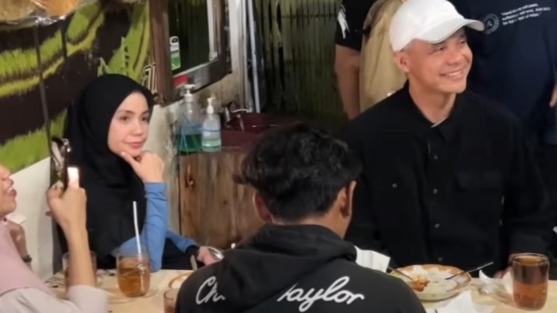 Potret Ganjar Pranowo Berbaur dengan Warga Makan di Warung Sego Sambel