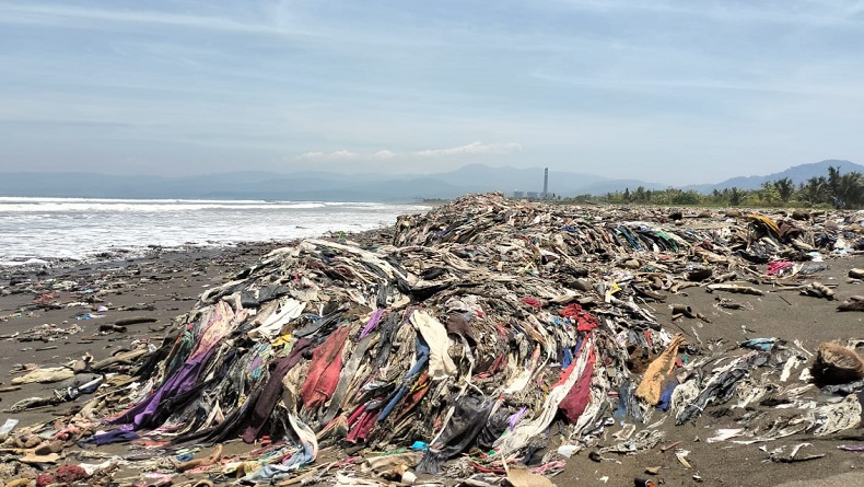 Sampah Menggunung di Pantai Cibutun Sukabumi, DLH: Perlu Alat Berat