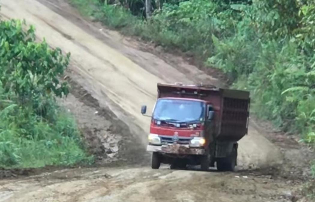 Viral Sopir Truk Berhasil Lewati Jalan Tanjakan Licin, Netizen: Jam Terbang Gak Pernah Bohong