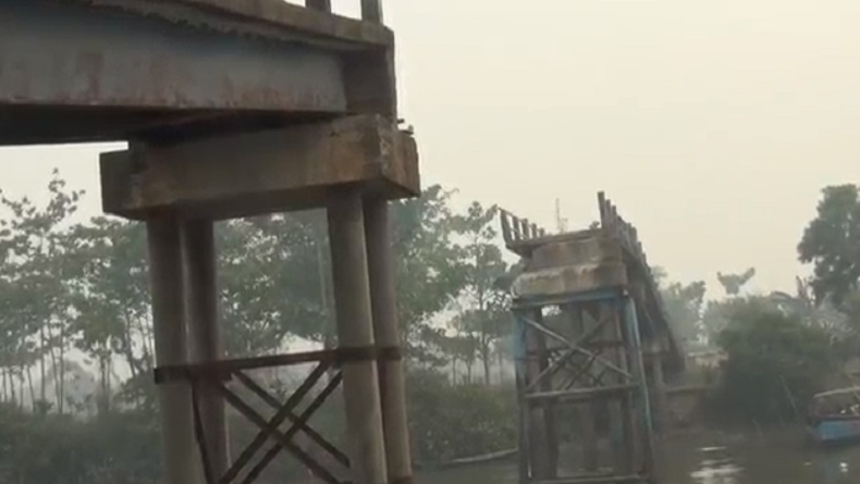 Jembatan Desa Merah Mata di Banyuasin Roboh Ditabrak Kapal Tongkang
