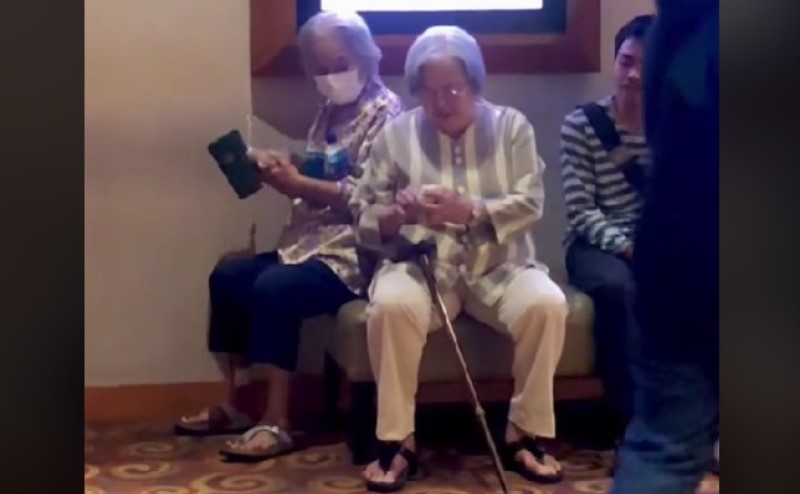 Viral Momen Manis 2 Lansia Nonton Bareng di Bioskop Curi Perhatian Warganet