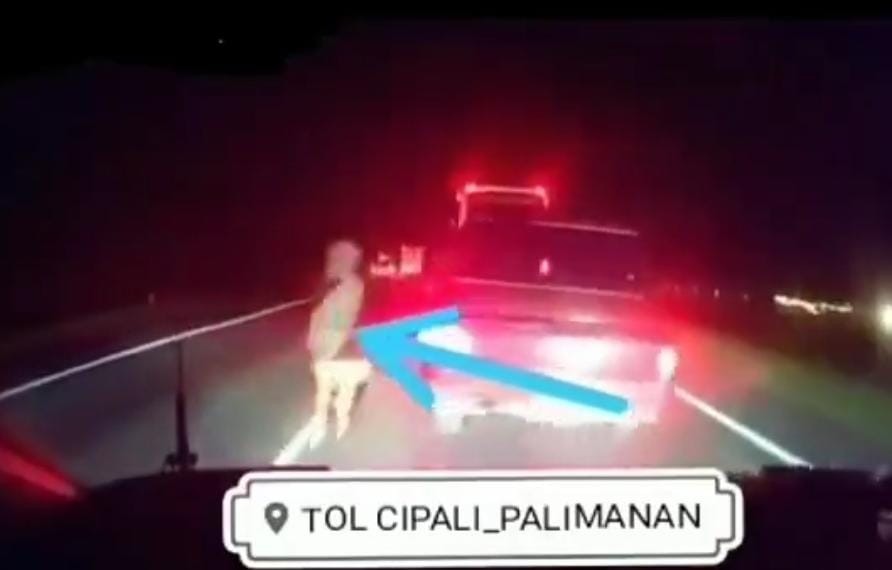 Viral Mobil Hampir Tabrak Penampakan Orang Berdiri di Tengah Jalan Tol Cipali