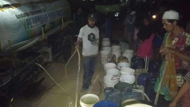 Kekeringan, Warga Barulega Cianjur Harus Jalan Kaki 5 Km demi Air Bersih