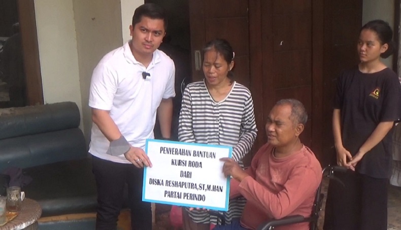 Bacaleg Partai Perindo Diska Resha Berikan Bantuan Kursi Roda untuk Warga Jagakarsa