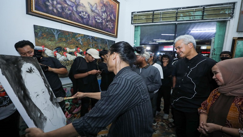 Ganjar Pranowo ke Jalan Braga Bandung, Makan Nasi Goreng hingga Beli Lukisan