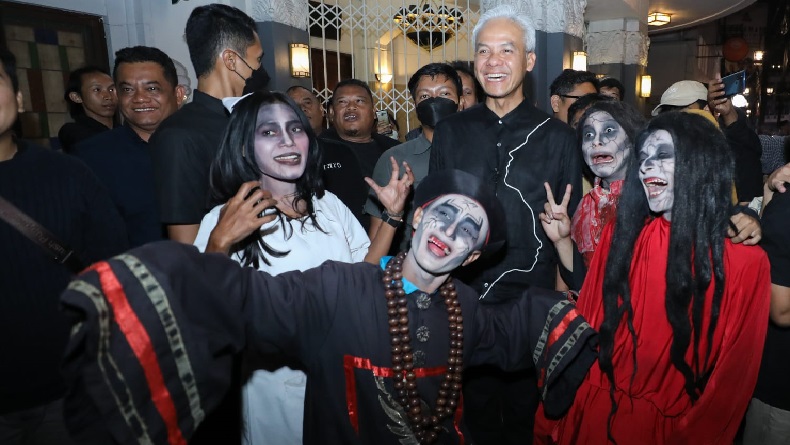 Sambangi Jalan Braga Bandung, Ganjar Pranowo Diajak Selfie Warga dan Hantu Asia Afrika