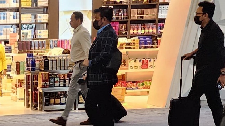 Penampakan Mentan Syahrul Yasin Limpo Tiba di Indonesia, Pakai Jas Motif Kotak-kotak