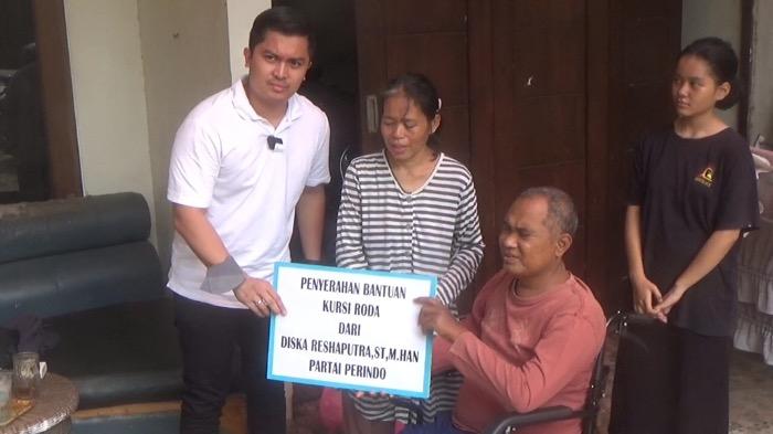 Dapat Bantuan Kursi Roda dari Bacaleg Partai Perindo, Warga Akui Senang: Bisa Jalan-jalan Lagi!