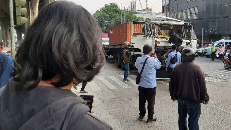 Sopir Mengantuk, Truk Trailer Tabrak Truk Pengangkut Tanah di Lampu Merah Yos Sudarso Jakut