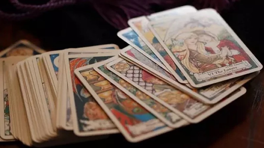 Sering Baca Masa Depan Orang, Apakah Tarot Reader Juga Bisa Melihat Nasib Diri Sendiri?