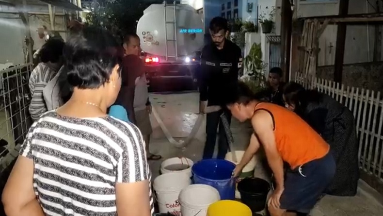 4 Bulan Didera Bencana Kekeringan, Warga Serbu Bantuan Air Bersih dari Bacaleg Partai Perindo