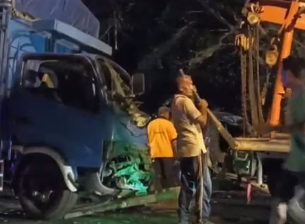 Kecelakaan Beruntun 3 Kendaraan di Bojonegoro, Pelajar Tewas Motor Hangus
