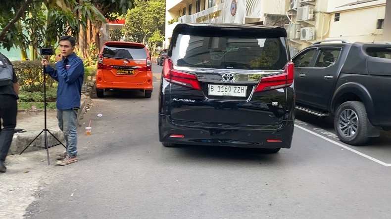 Mobil yang Ditumpangi Mentan Syahrul Yasin Limpo Tinggalkan Polda Metro Jaya, ke Mana?