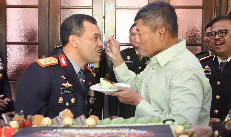 Momen Pangdam Diponegoro dan Kapolda Jateng Saling Menyuapi Kue Ultah TNI