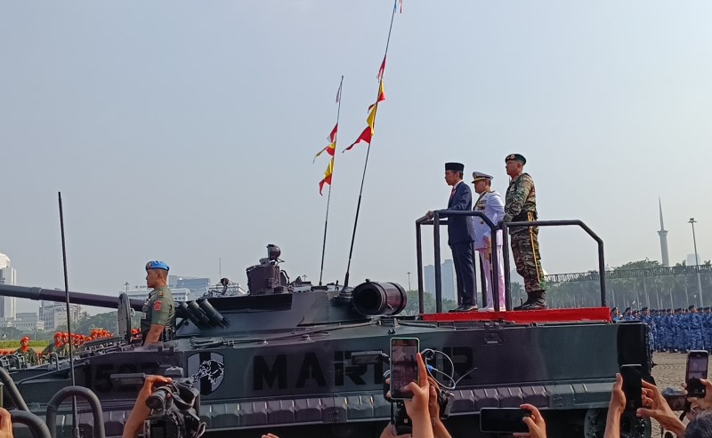 Presiden Jokowi Naik Tank Amfibi Marinir Cek Pasukan Upacara HUT ke-78 TNI