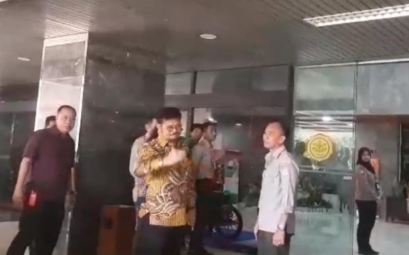 Pakai Batik, Ini Momen Syahrul Yasin Limpo Tiba di Kementan usai Kembali dari Luar Negeri
