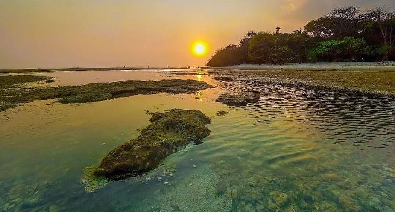 Surga Tersembunyi di Sukabumi, Singgah ke Pantai Pasir Putih dengan Laut Jernih seperti Kristal