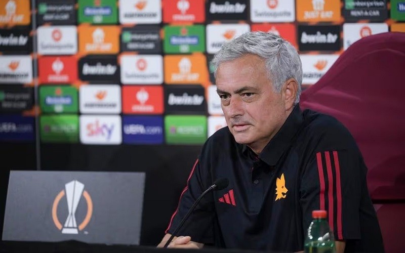 Performa AS Roma Memble, Jose Mourinho Ingin Bertahan
